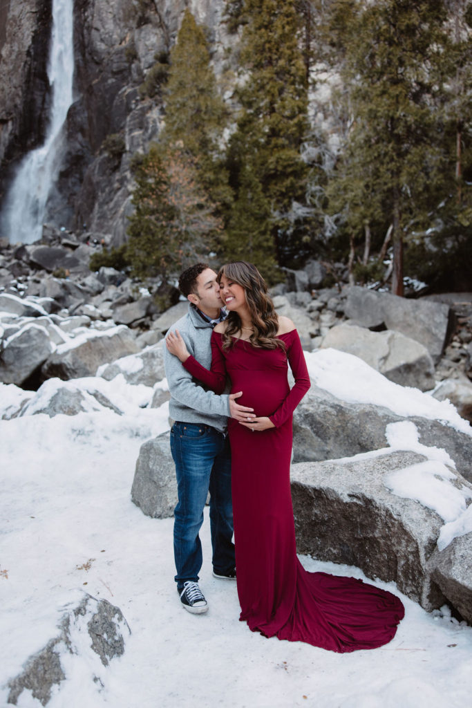 Couples snowy maternity session in Yosemite