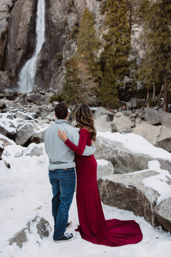 Couples snowy maternity session in Yosemite