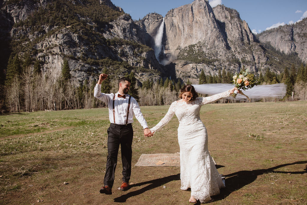Couple eloping in Yosemite National Park