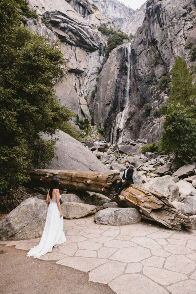Couple eloping in Yosemite