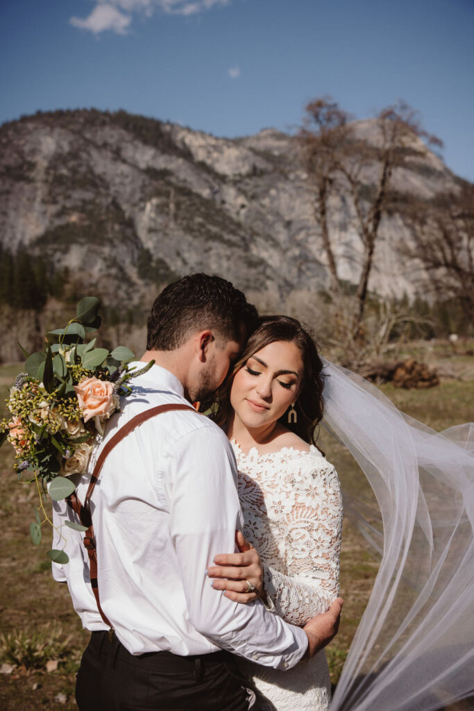 Couple eloping in Yosemite