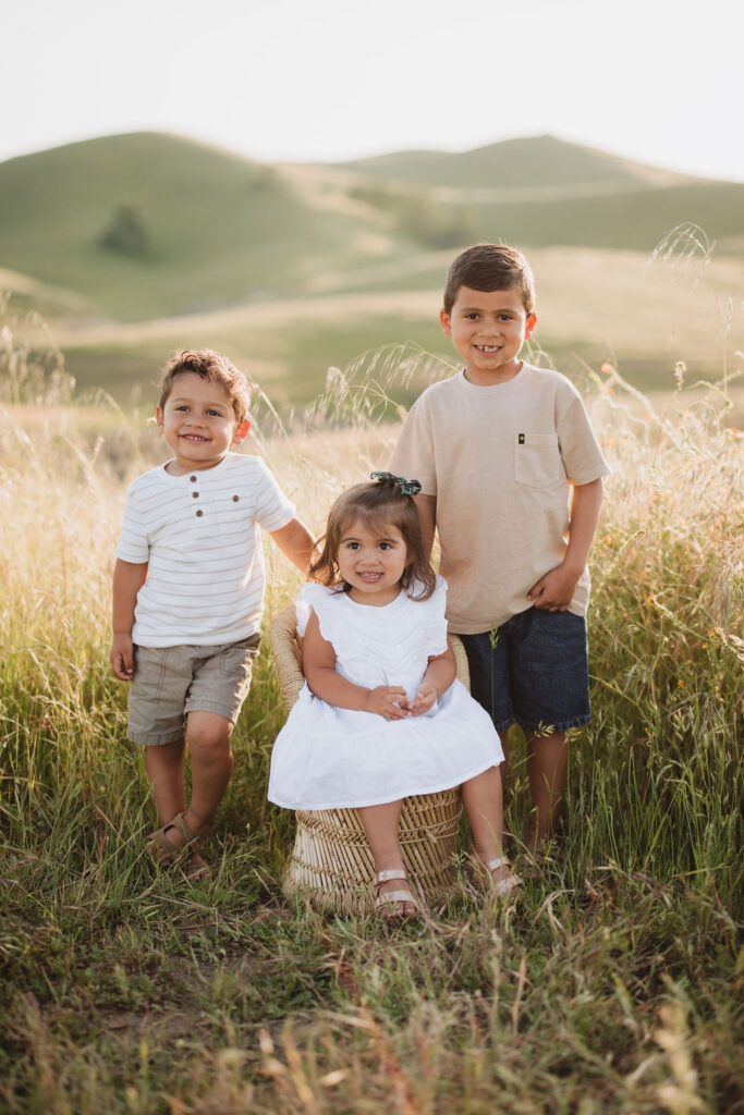 kids posing for family photos