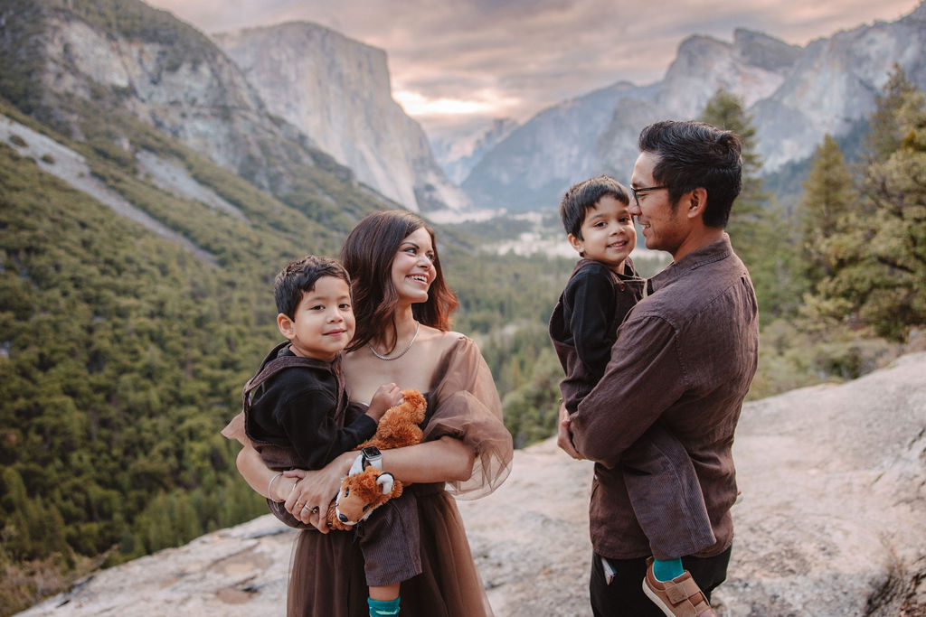 Fall family photos in Yosemite at Tunnel View