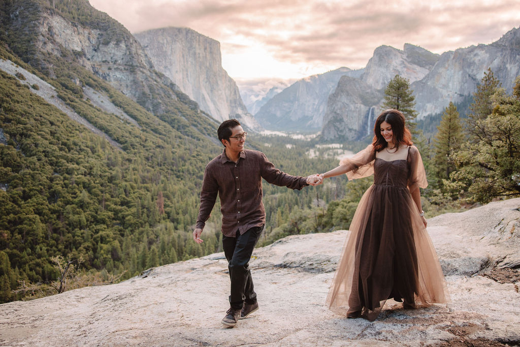 Couple posing for photos at Tunnel View in Yosemite