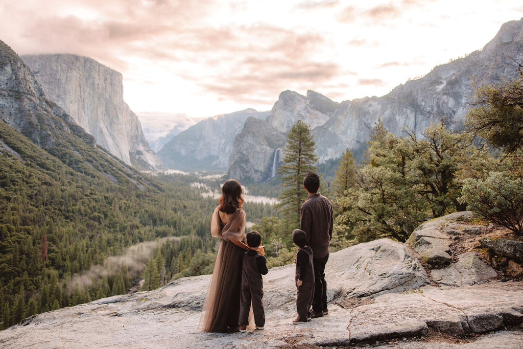 Fall family photos in Yosemite at Tunnel View