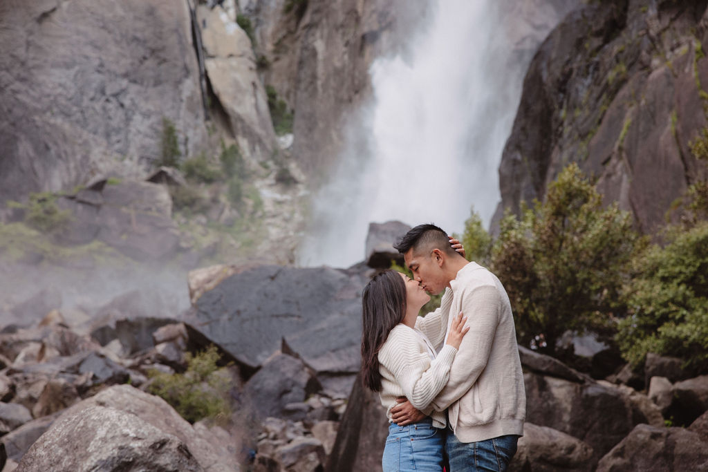 Couples photos in Yosemite after their sunrise Yosemite proposal