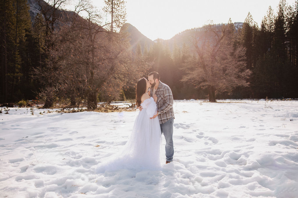 Couples epic Yosemite maternity photos in the snow