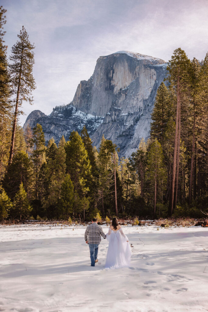 Couples epic Yosemite maternity photos in the snow