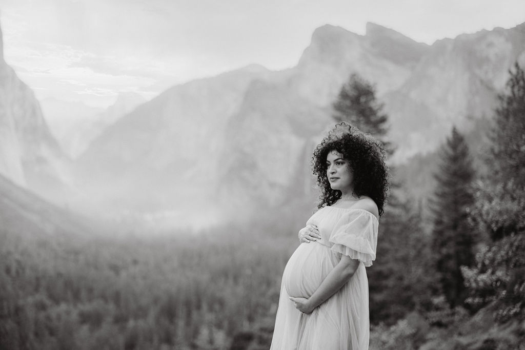 Black and white  maternity photo yosemite