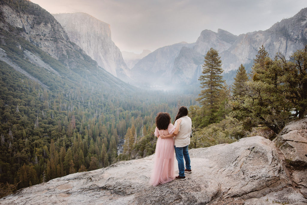Couple looking in the distance at tunnel view in yosemite