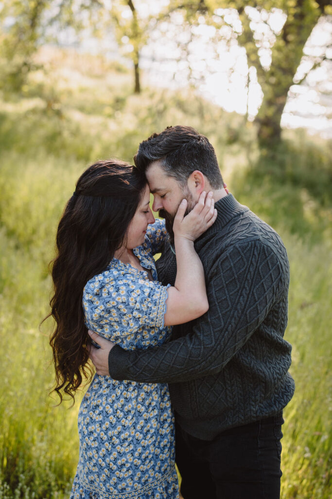 outdoor spring engagement photos | couples session in winton park