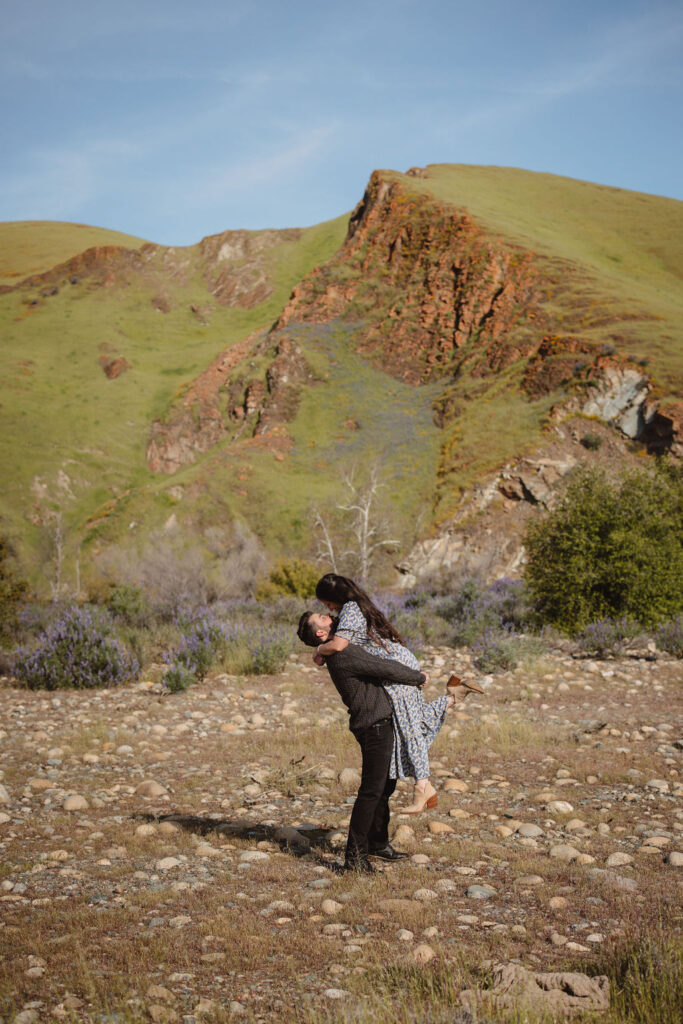 outdoor spring engagement photos | 
 mountain view photo of couple