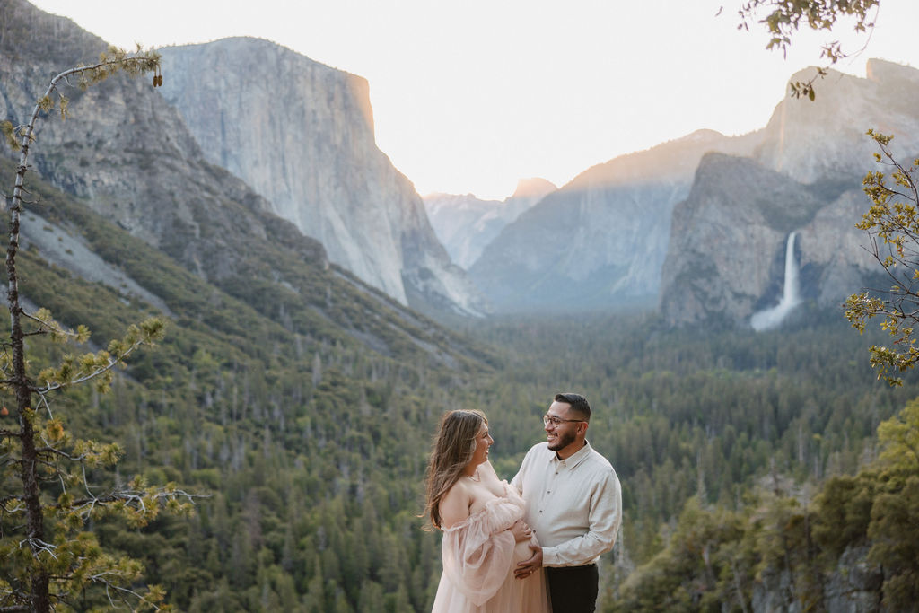 a maternity photoshoot in yosemite
