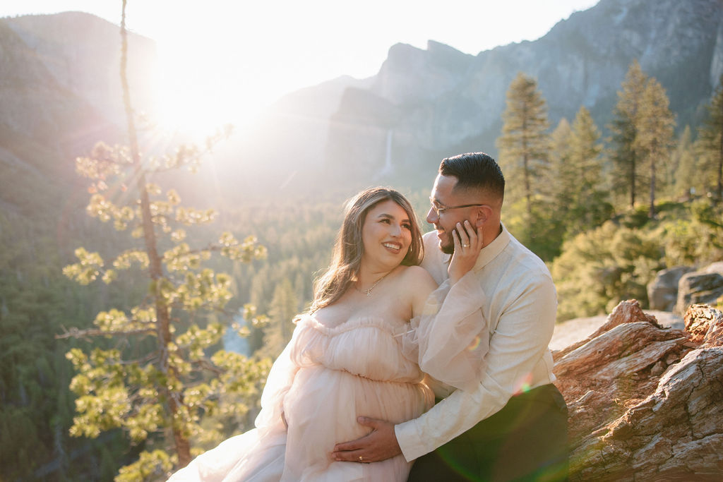 a maternity photoshoot in yosemite