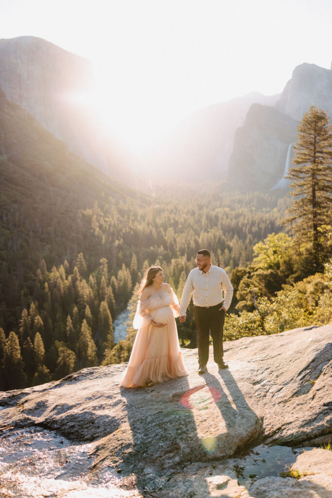 a maternity photoshoot in yosemite
