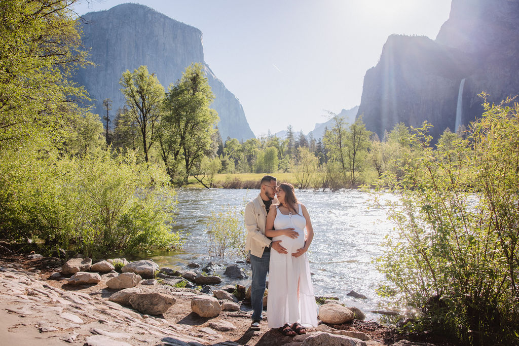 a maternity photoshoot in yosemite
