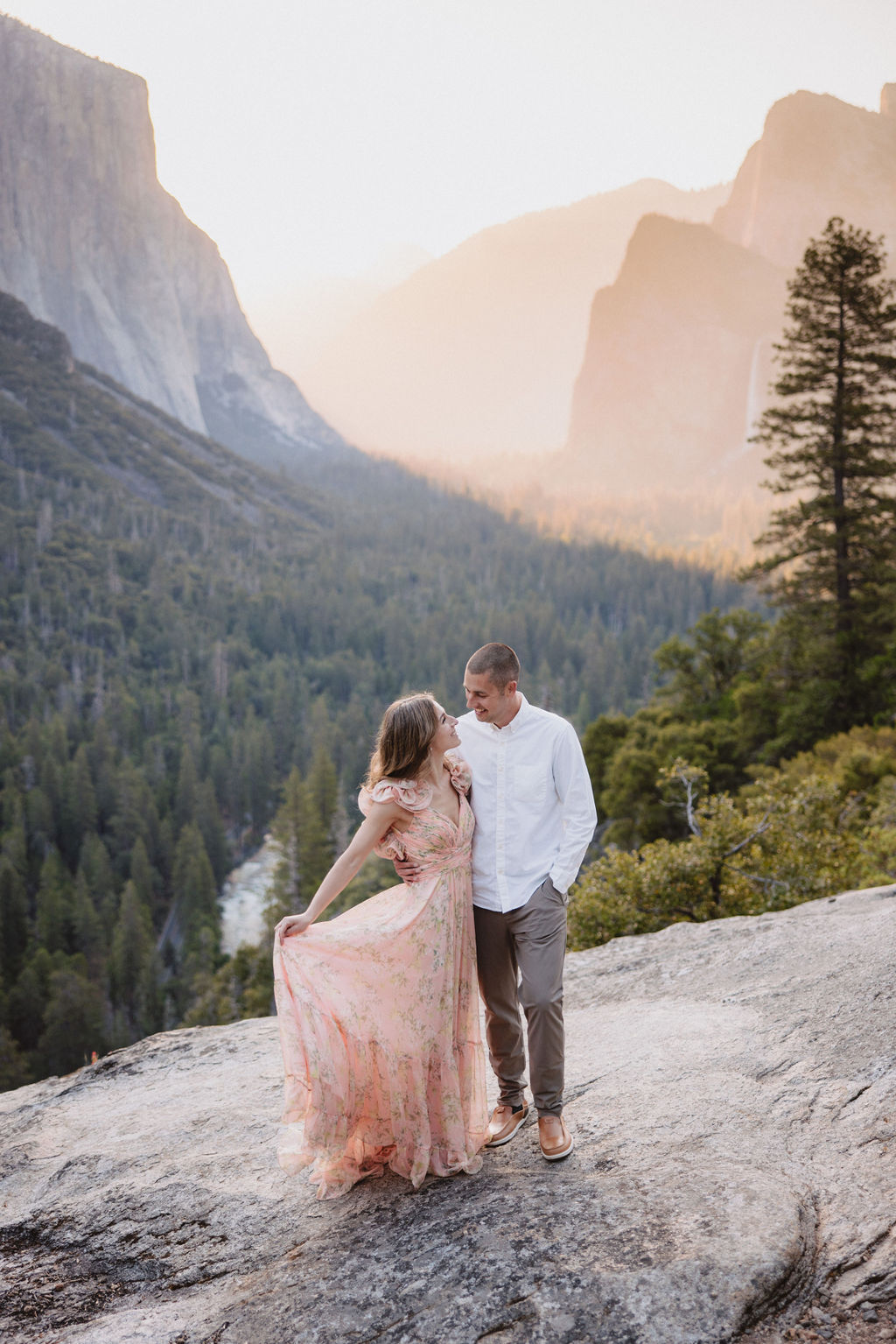 romantic photos of a couple at Yosemite National Park 