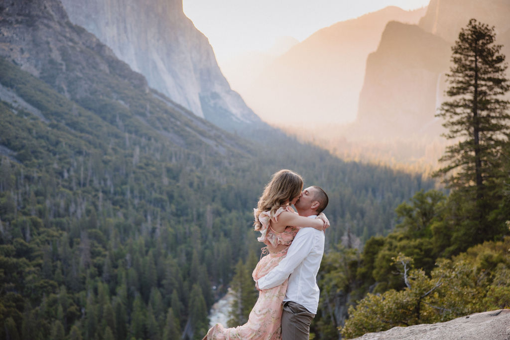 romantic photos of a couple at Yosemite National Park 