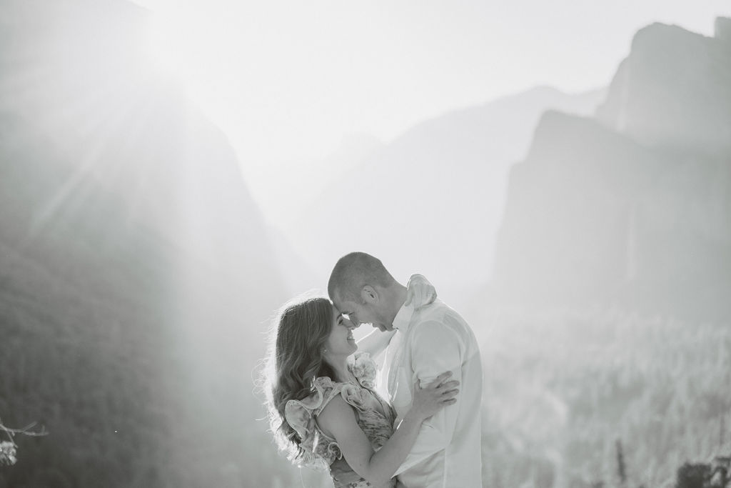 romantic photos of a couple at Yosemite National Park 