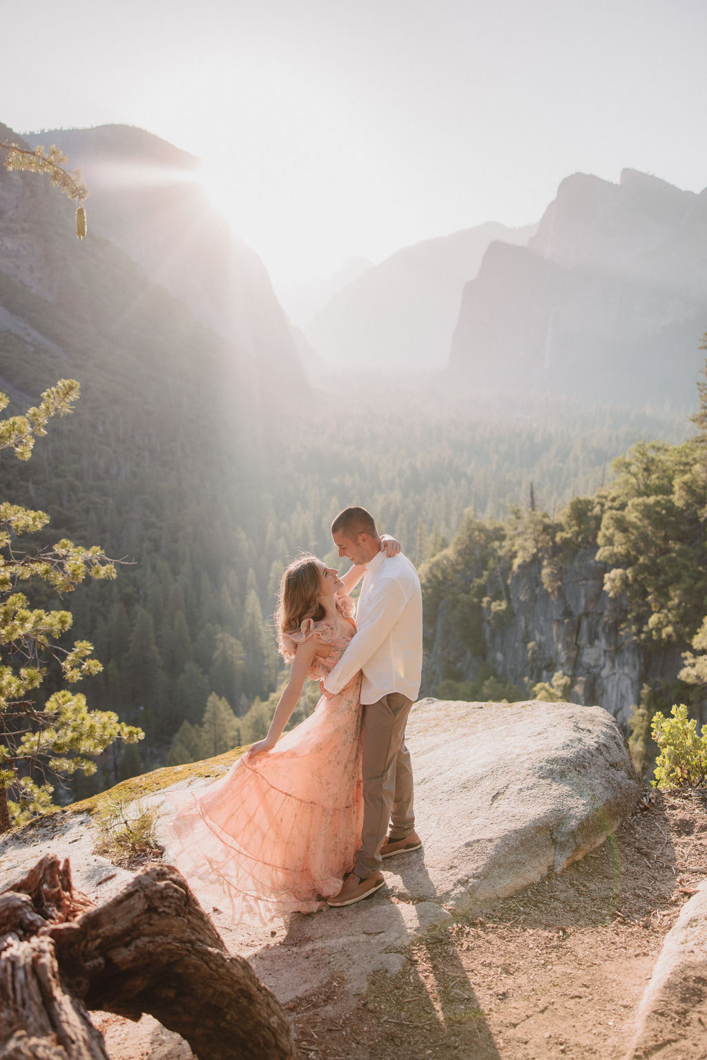 romantic photos of a couple at Yosemite National Park 