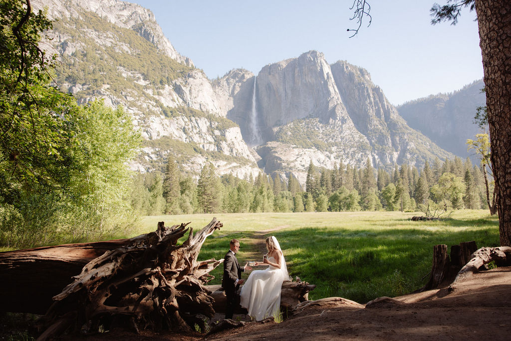Couple has a picnic during their two-day elopement
